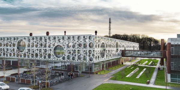 Kampus SDU di Odense dengan arsitektur modern dan taman hijau