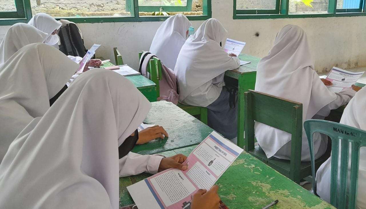 Siswa belajar purpose of recount text di kelas bahasa Inggris